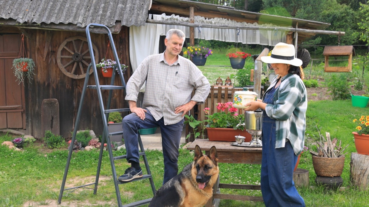 Everyday Life of a Married Couple in the Village: A Barrel, a Greenhouse, and Traditional Soup
