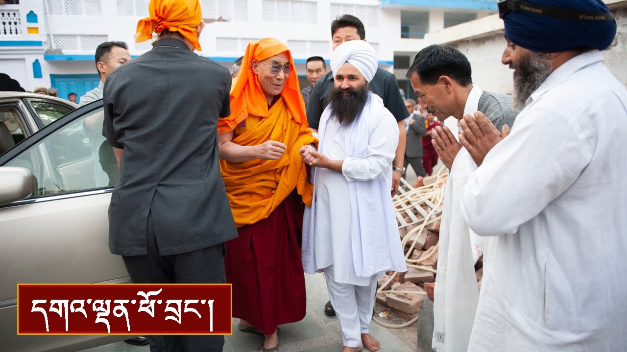 མཚོ་པདྨར་སིག་དང་ཧིན་དུའི་ལྷ་ཁང་དུ་གནས་གཟིགས།