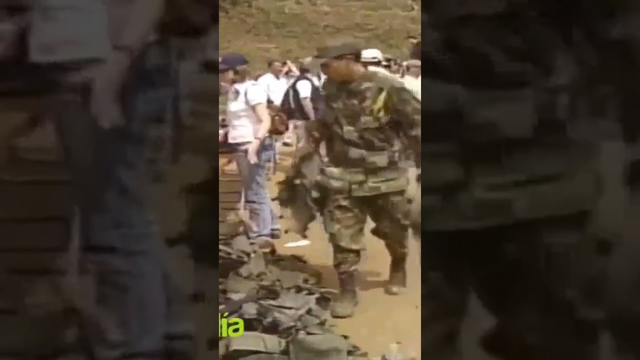 Estos son los golpes m&aacute;s fuertes de @AlvaroUribeVela las FARC y PARAMILITARES. #petrofuera