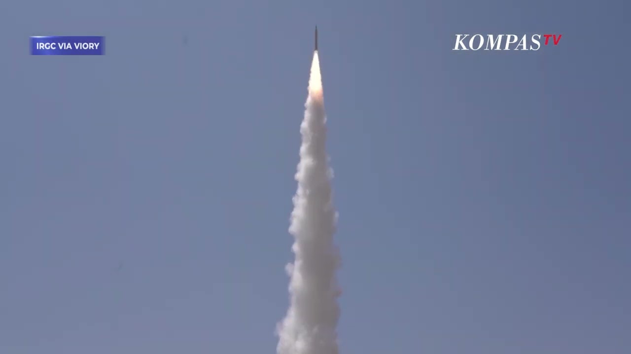 Korps Garda Revolusi Iran IRGC melancarkan serangan menggunakan rudal Sejjil terhadap target Israel