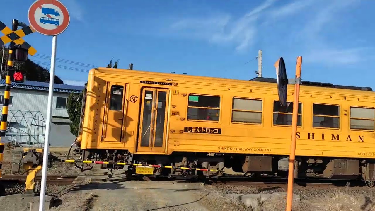 260213 154430 赤松踏切（黄色い列車通過）