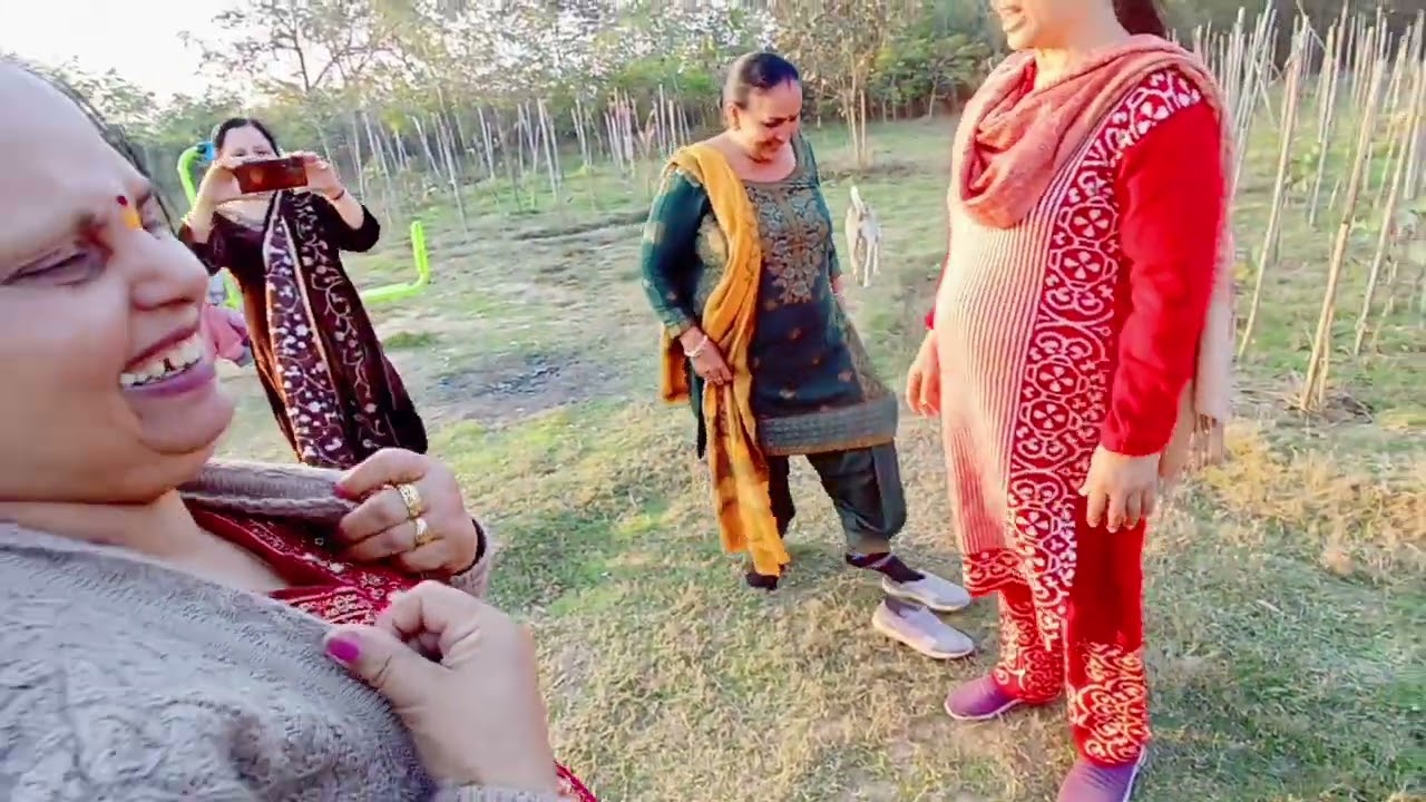 यह बैठ गई बात करने अब कब चलेगी पता नहीं
