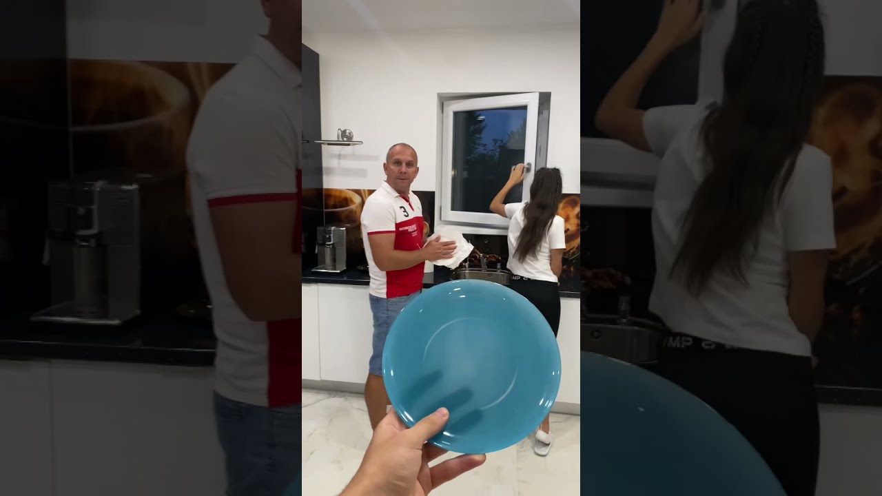 mitzuu sparge o farfurie si parintii il cearta !
