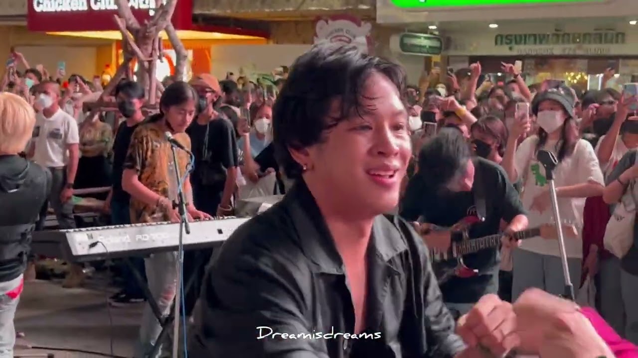 TAITOSMITH - คุกเข่า FEAT.OHM COCKTAIL @ SIAM SQUARE | DREAMISDREAMS