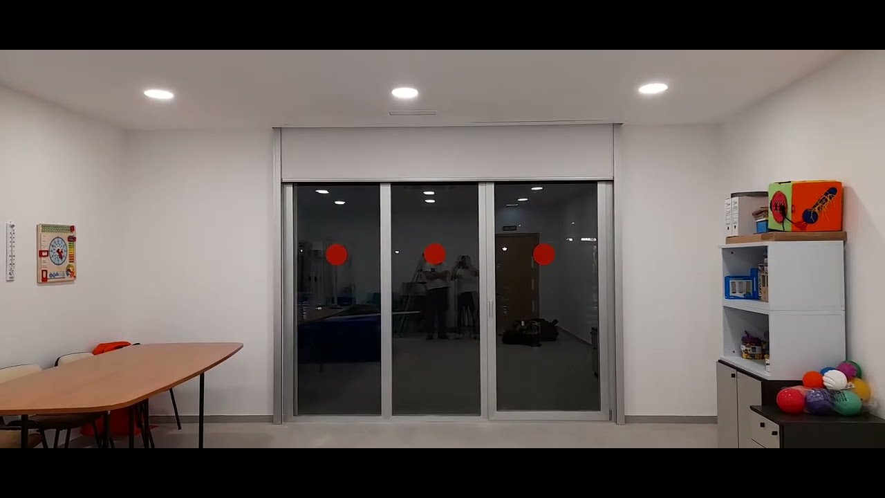 Estor opaco de 3 metros, con gu&iacute;as y oculto en el techo