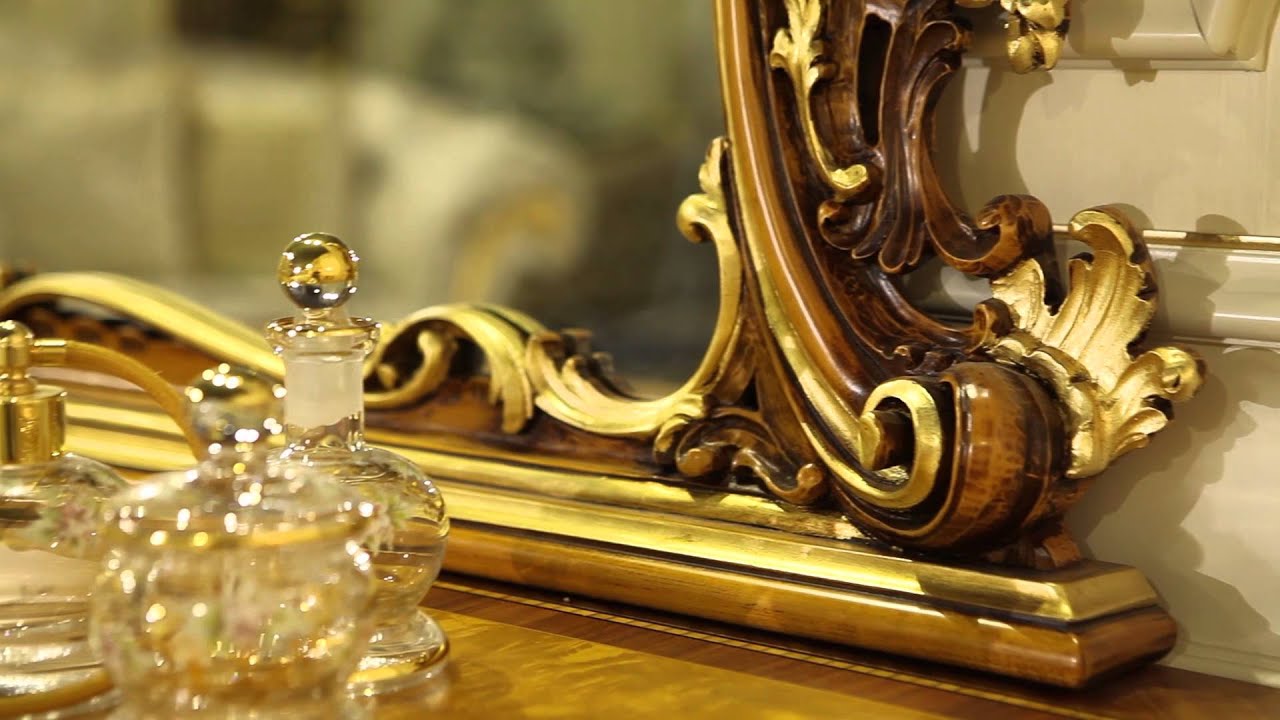 Classic double bed in Baroque style: elegance in the bedroom