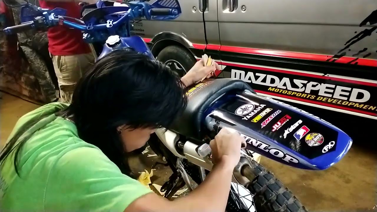 YAMAHA DT125 DECALS INSTALLATION!