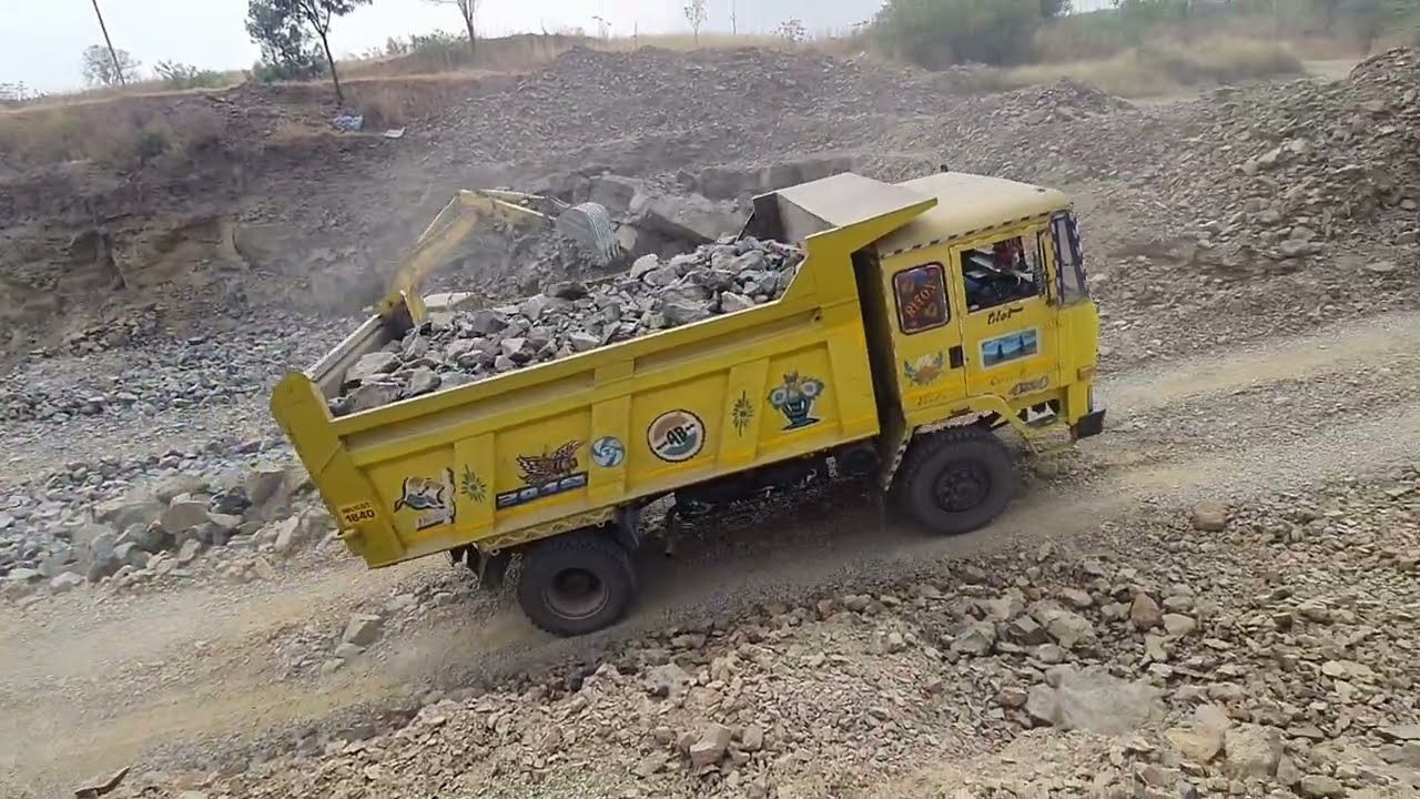komatsu  pc71 . and . Ashok leyland 1616 tippar .lodig