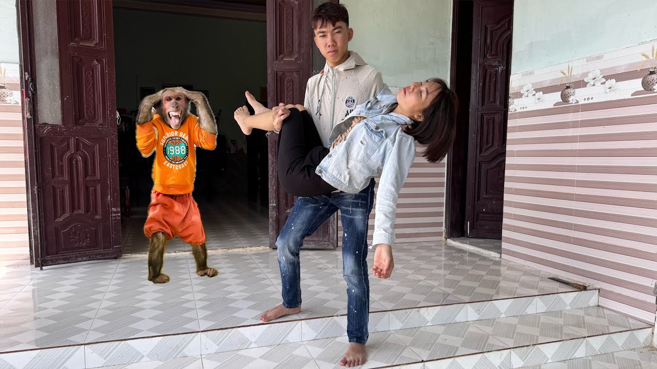 Shocking! Baby Monkey Panics as Mom Faints! What Happened? 😱🐵