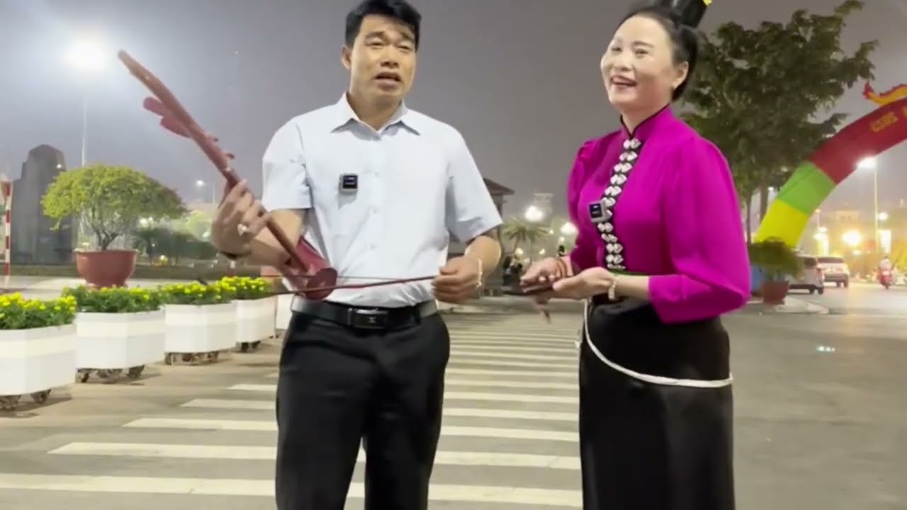 Lò Việt Hát Theo Tiếng Khèn Đèo Doan Tại Quảng Trường Tây Bắc, Khiến Ai Nghe Cũng Khâm Phục