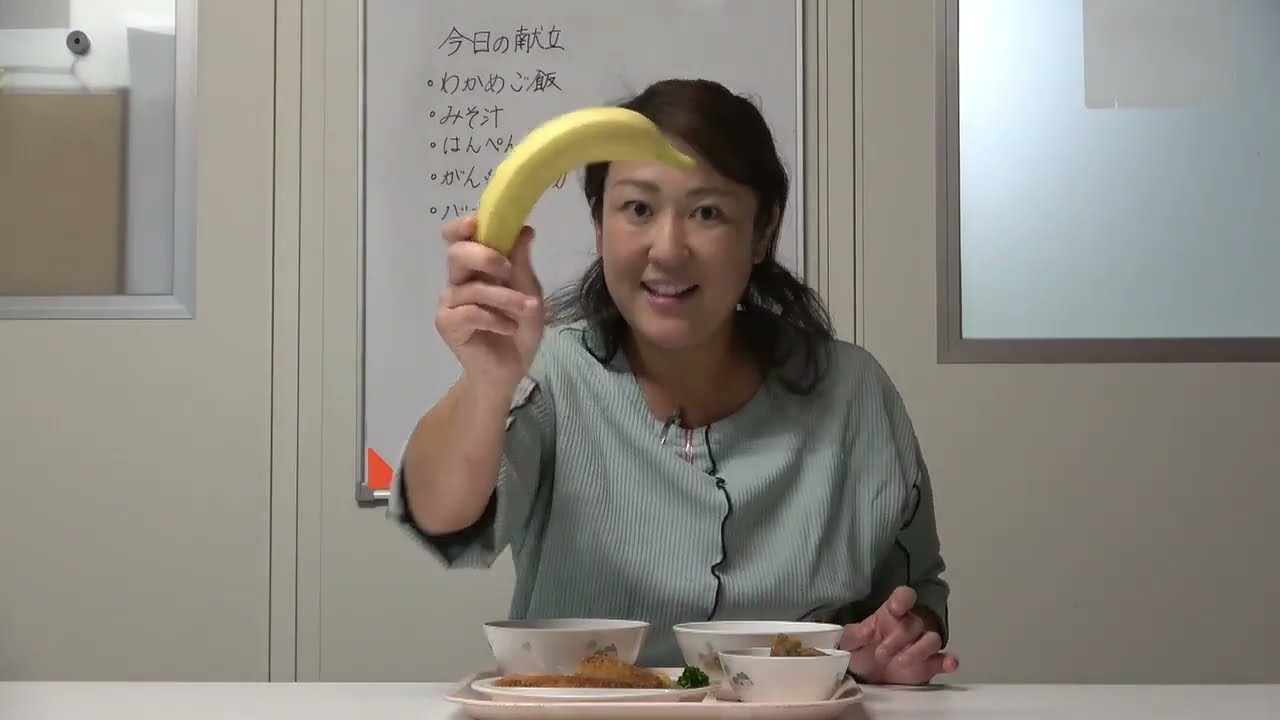 ともべ幼稚園　今日の給食「はんぺんチーズカツ」を食べる