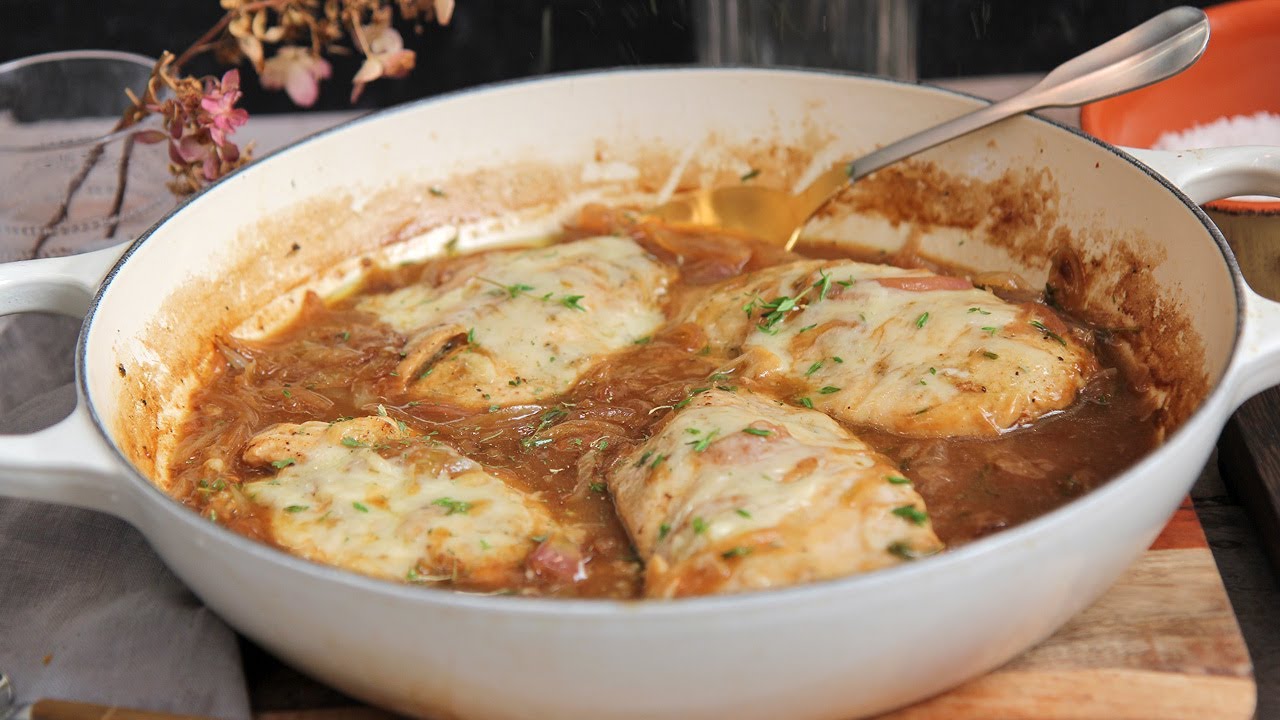 Лаура Витале готовит курицу с луком по-французски