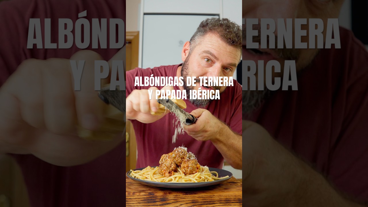 Alb&oacute;ndigas con papada ib&eacute;rica en una salsa de tomate casero.