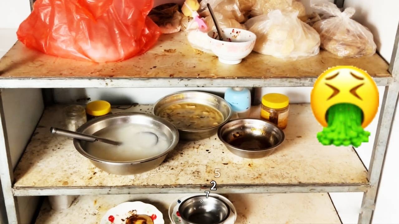 独居大爷在家随意扔垃圾，自称生活很自在，儿女看不过眼请保洁上门！#大扫除 #自用清洁剂推荐