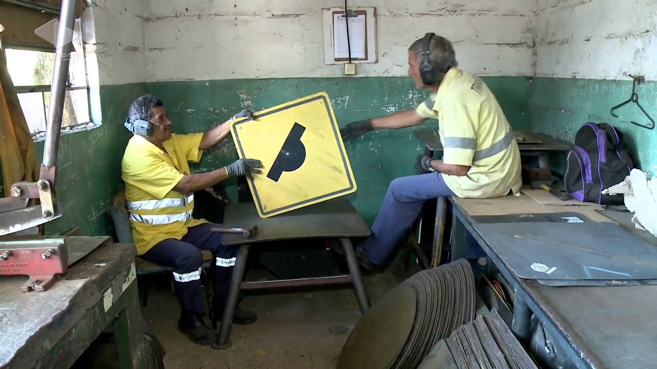 Unesp Notícias - 24/06/2014 - Saiba como são reformadas as placas de trânsito - M