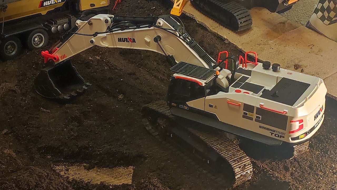 RC dirt madness, excavator vs dump truck