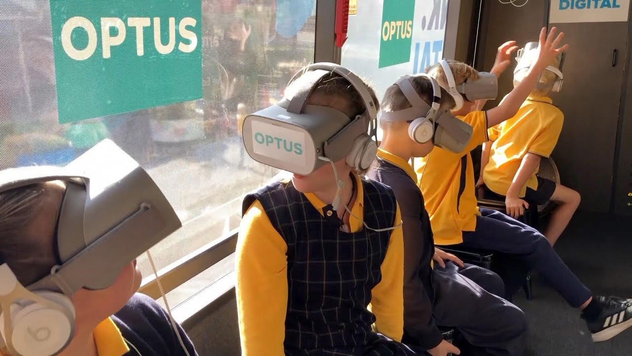 Hi-tech Mobile Classroom Immersing students in STEM Virtual Reality Experiences