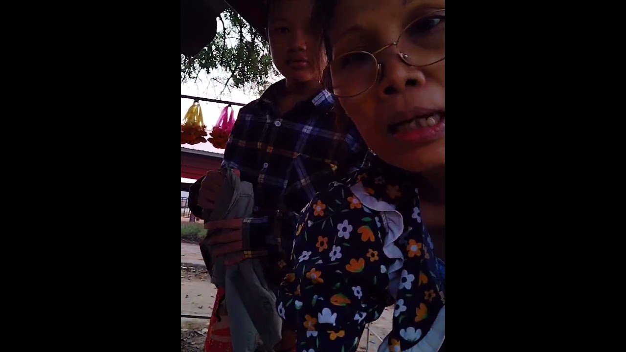 ไปกวาดใบไม้กัน