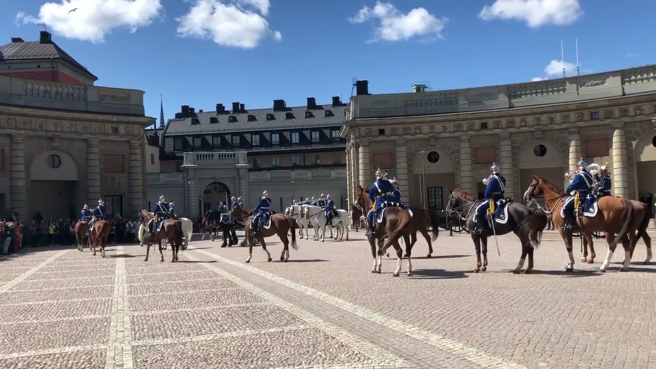 Vaktavlösning - Livgardets Dragonmusikkår, 220513 Del 1 - Changing Of The Guards - Stockholm, Part 1