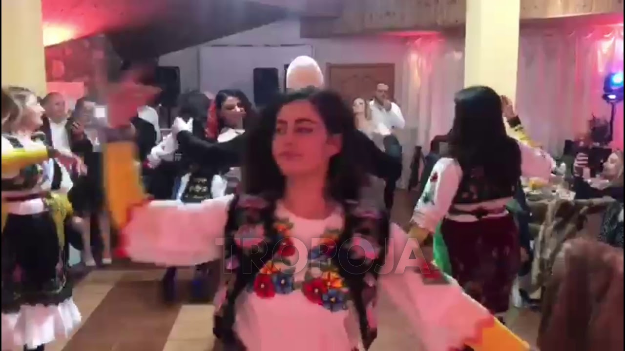 Vjehrra(kengetarja muzikes popullore Vitore Matoshi) i kendon nuses se djalit🥰 ne fejesen e tyre