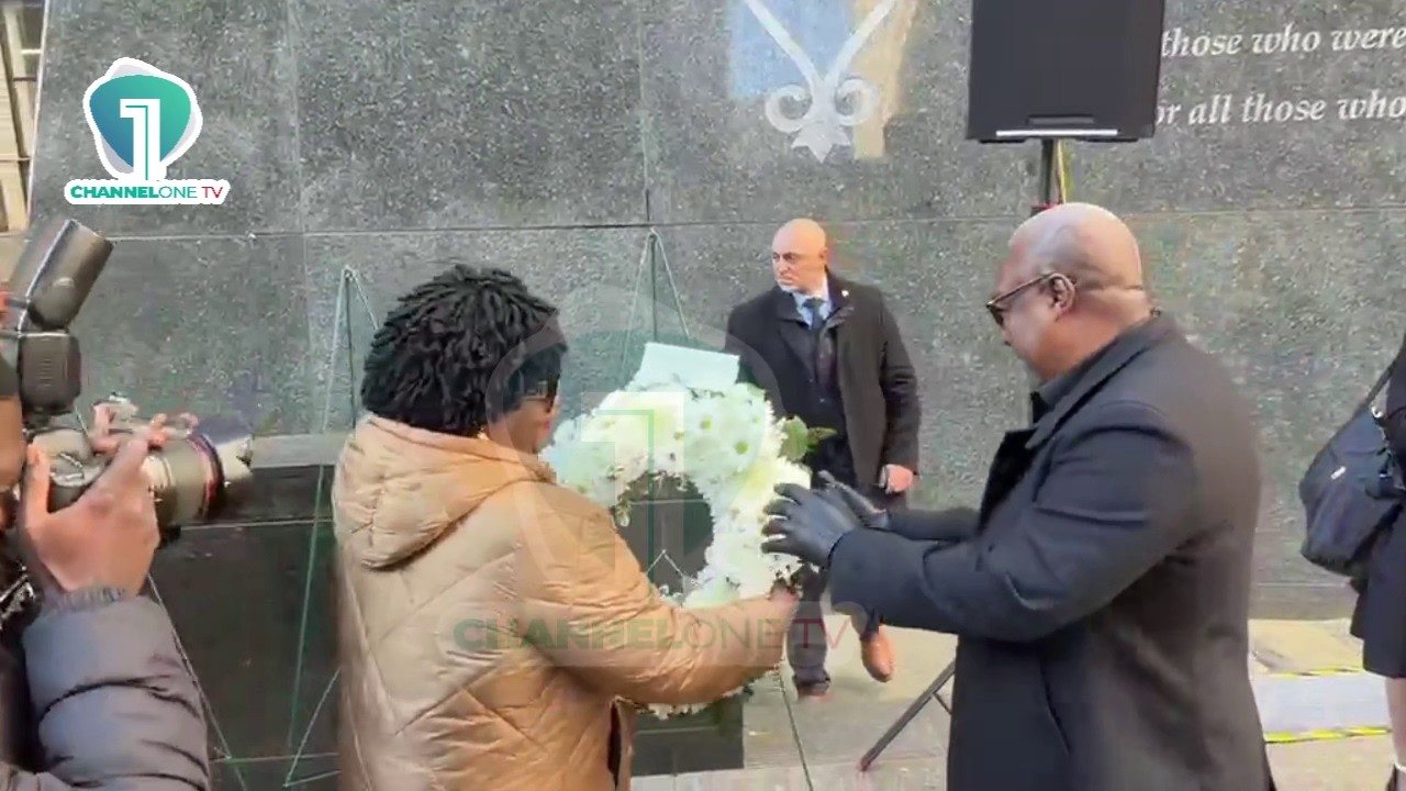 Президент Махама отдает дань уважения у памятника на африканском кладбище в Нью-Йорке вместе с Эл...