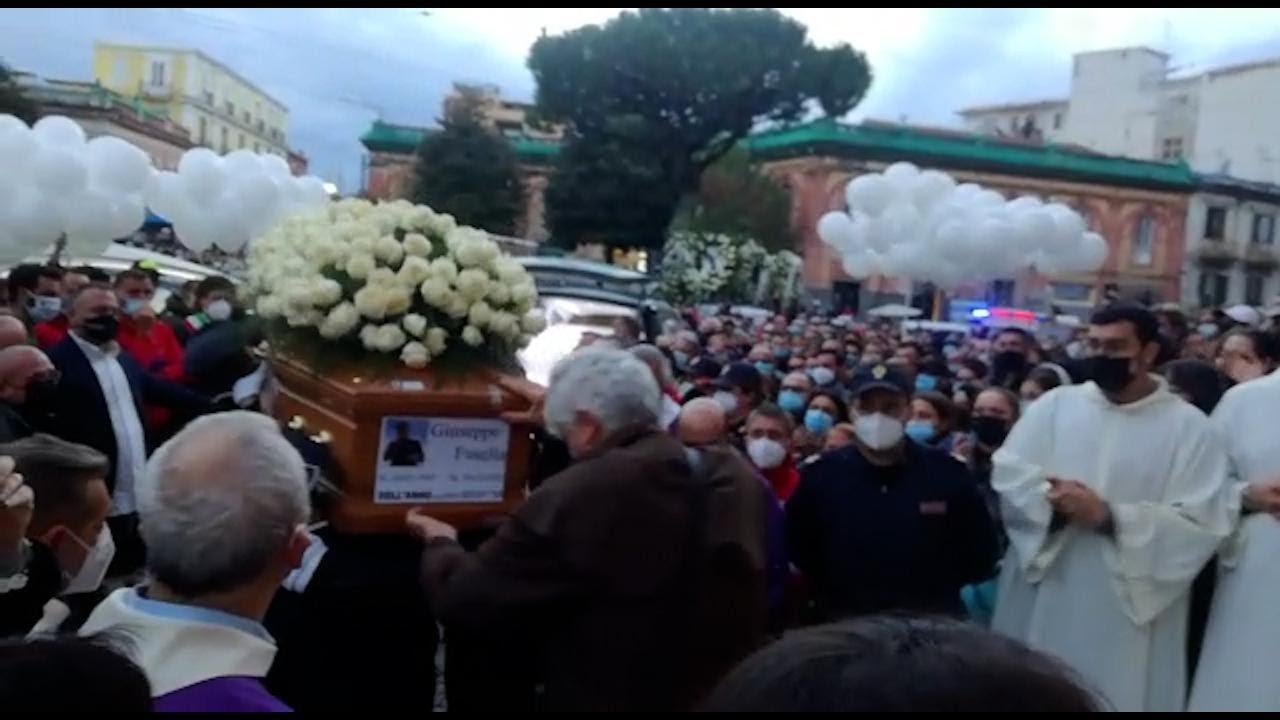 Giovani uccisi, palloncini bianchi e un applauso ai funerali