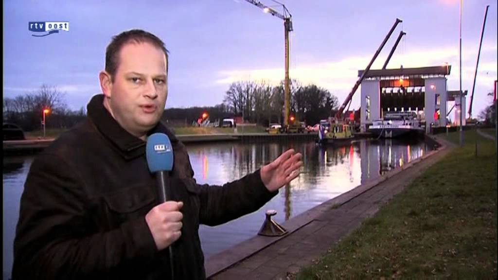 Schip uit sluis bij Eefde gehaald