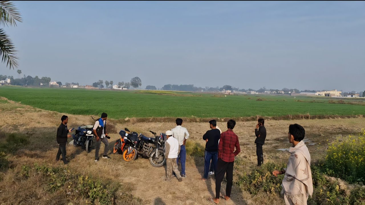Raste main gaon ke ladke photo khich rahe hain 