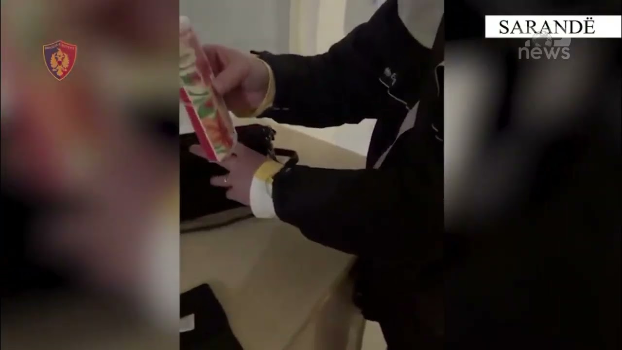 Top News - Për t’u marrë shembull/ Qytetari gjen çantën me 17 mijë dollarë, e dorëzon në polici