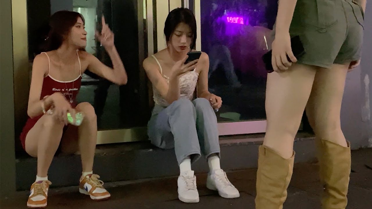 深夜时分，街头总会坐着一些打扮漂亮的女孩，她们为谁而等待？中国广州街头实拍，最真实的风景 beautiful scenery in Guangzhou city，China