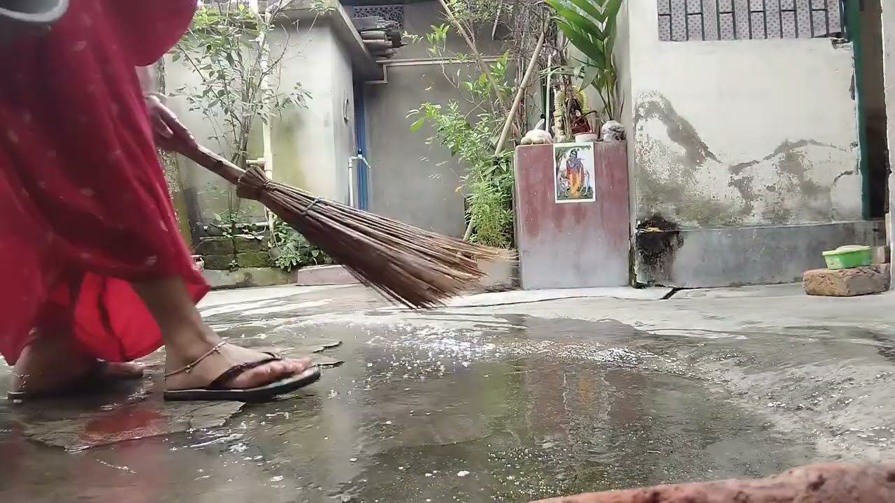 জল ই তো জীবন  অনেক মানুষ এখনো জলের জন্য খুব কষ্ট করে আমার আছে বলে কি নষ্ট করব জল বিনা বাচা কি সম্ভব