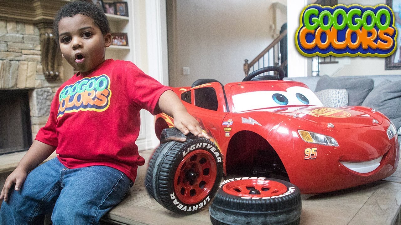 LIGHTNING MCQUEEN WHEEL FELL OFF! LEARN HOW TO SPELL TOOL  with GOO GOO COLORS