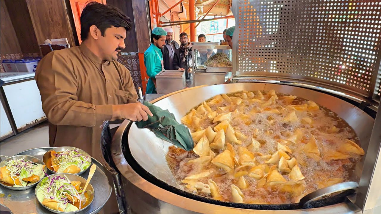 HUGE MAKING OF SHEIKH GE SAMOSA CHAAT RECIPE | ALOO SAMOSA | SAMOSA CHAAT - STREET FOOD PAKISTAN