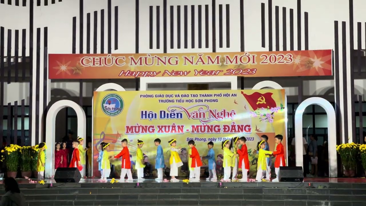 Nhảy Tết đong đầy - Tập thể lớp 1/4