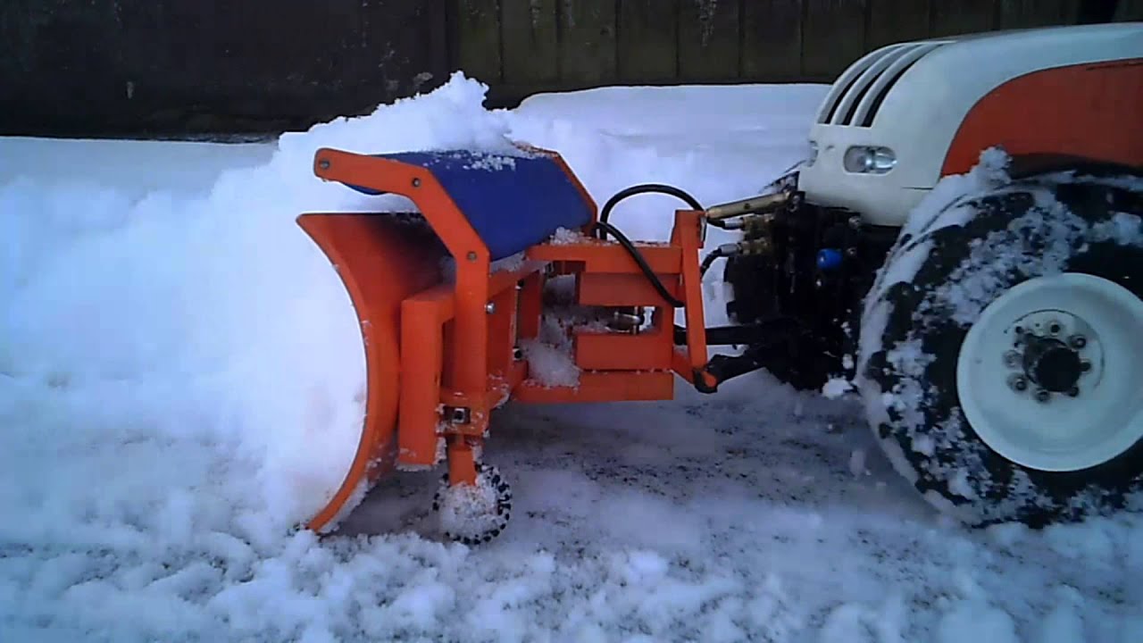 R/C Traktor mit Schneepflug