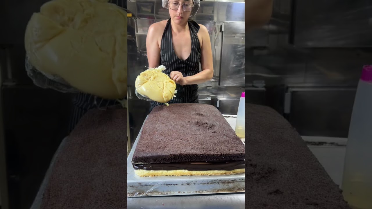 MONTANDO BOL&Atilde;O DE KINDER #confeitaria #confeiteirainiciante #bolo #doces #cake #kinder #chocolate