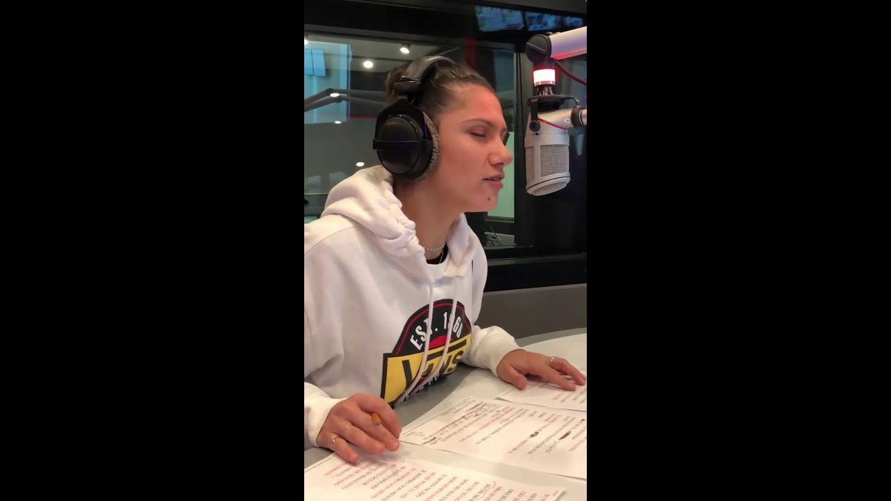Elisa canta 'Luce' in triestino
