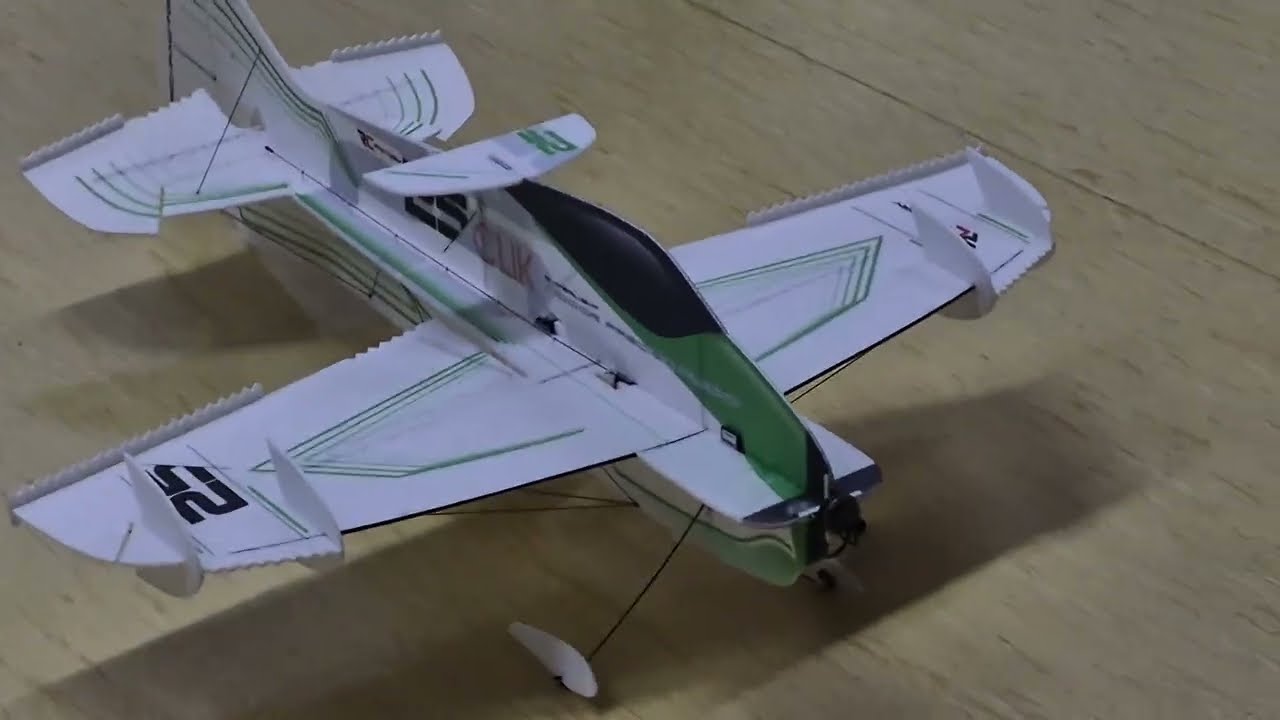 Clik 25 - Erste Flüge in der Halle
