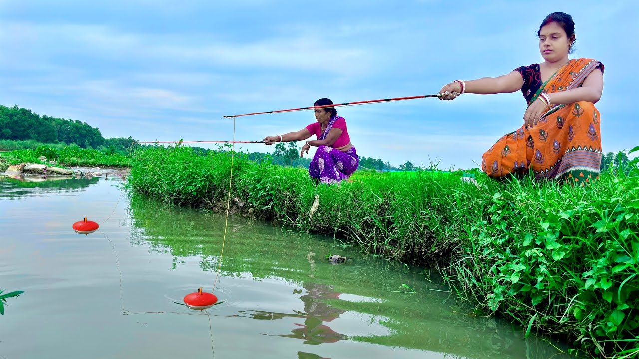 Fishing Video🎣🎣 || Two Village Lady Fishing in The Mud water Using Hook In Monsoon Weather #fishing