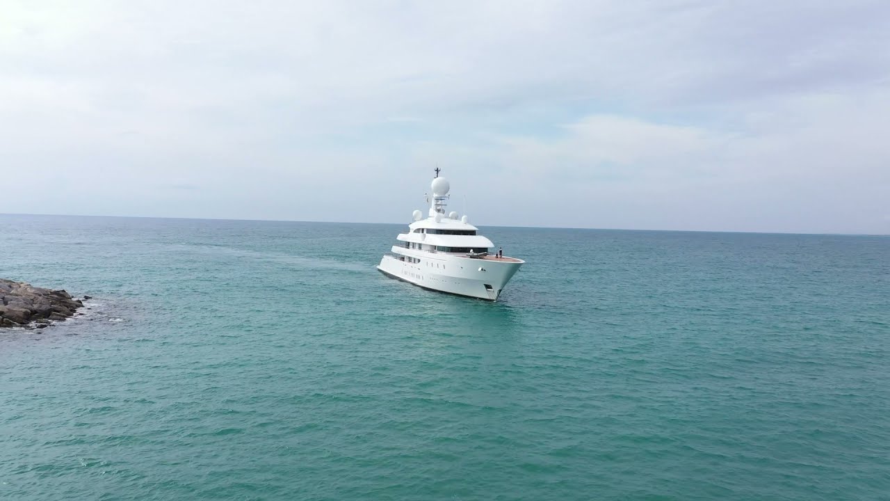 M/Y Ilona docking at Vilanova Grand Marina