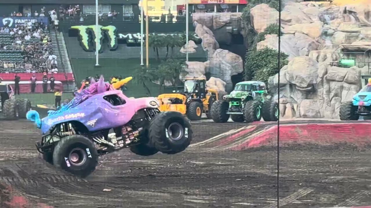 Monster Jam 2026 Anaheim Sparkle smash freestyle 