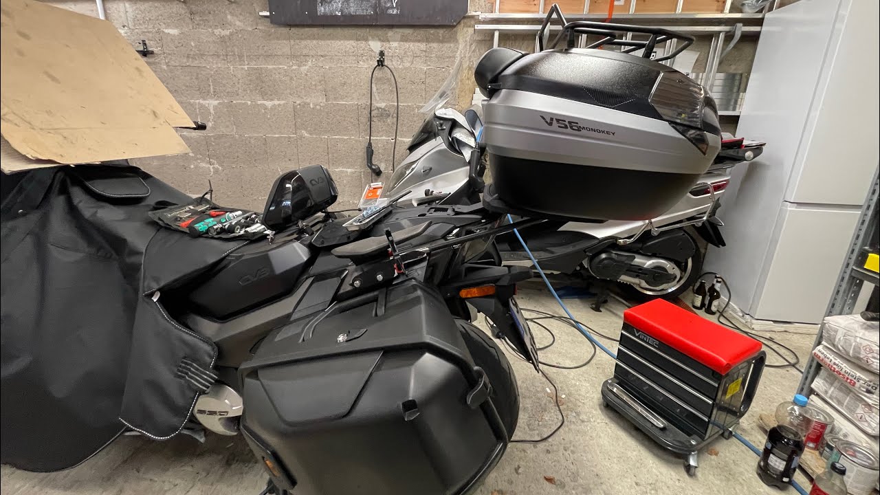 Erste Passprobe mit Kymco Seitenkoffer und Shad Topcase Halterung
