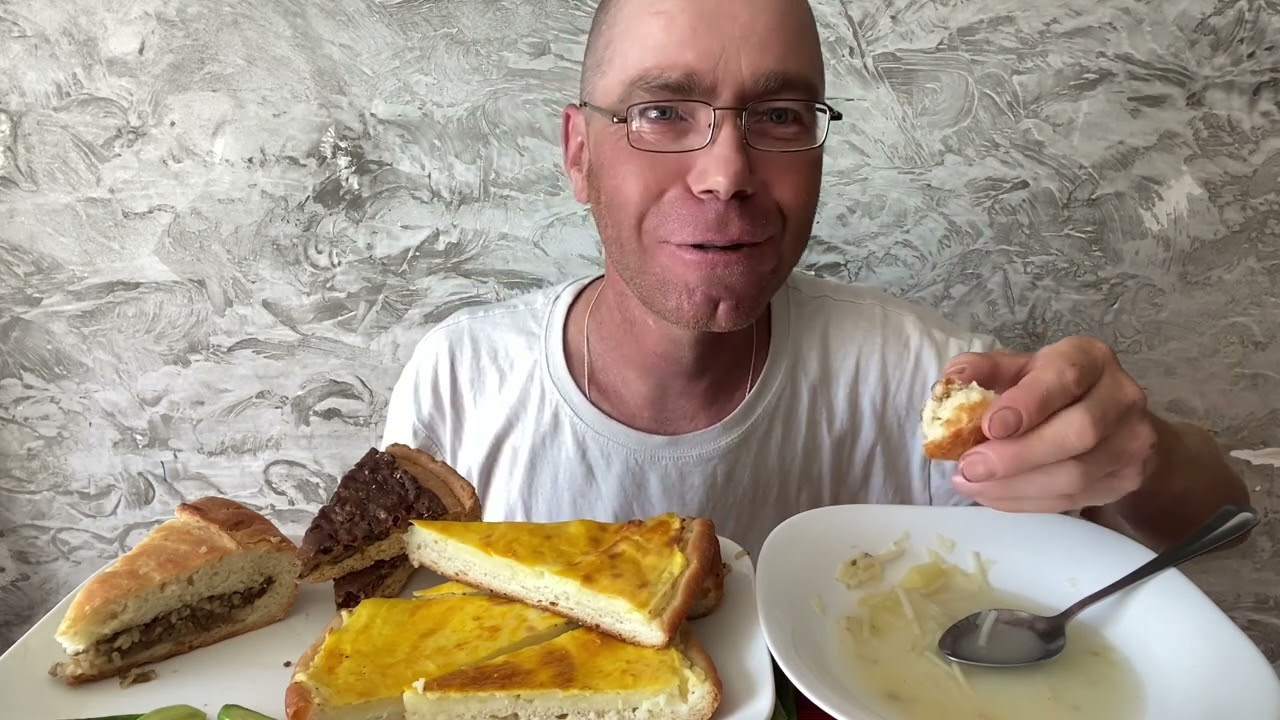 Сергей снова с нами 😅МУКБАНГ шанги, пироги с мясом и сладкий пирог к кофе 😀