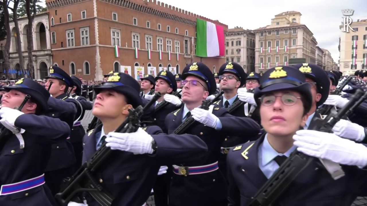 Mattarella depone una corona d’alloro sulla Tomba del Milite Ignoto