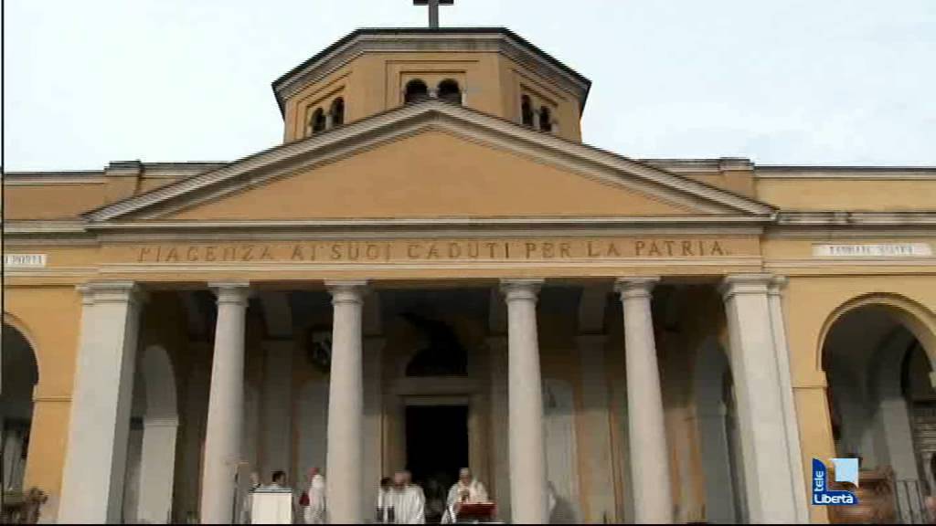 Ognissanti, messa del vescovo al cimitero: La santità è nascosta nelle pieghe del quotidiano