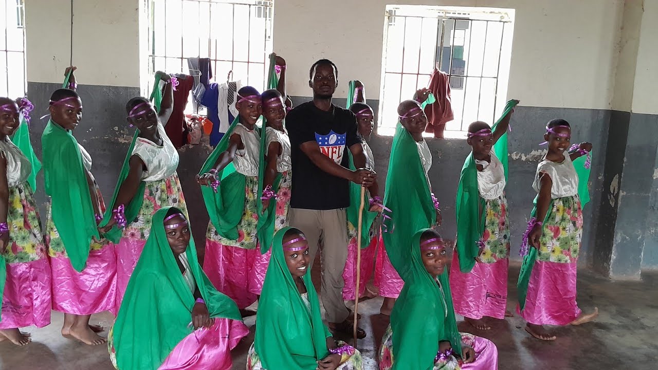 BANYANKOLE CULTURAL DANCE#EKITAGURURO DANCE WAS WELL PERFORMED BY ST.PAUL STUDENTS...ENJOY.