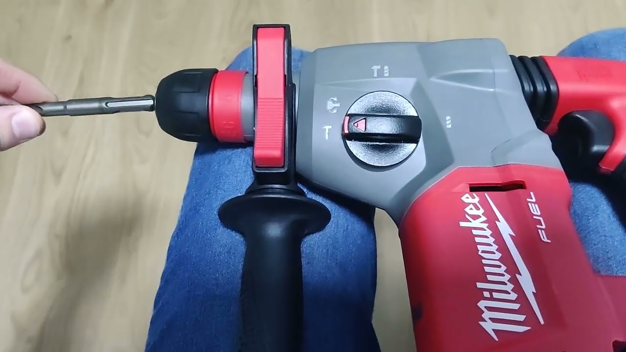 how to lock drill bit on Milwaukee hammer drill chx-o M18