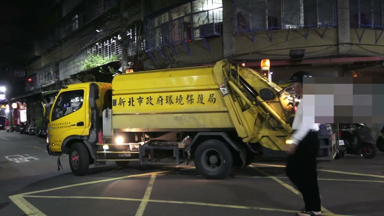 新北市環保局垃圾車059-VK、資源回收車668-UM收運Taiwan Garbage Truck in New Taipei city，Taiwan (ゴミ収集車、대만 쓰레기차)