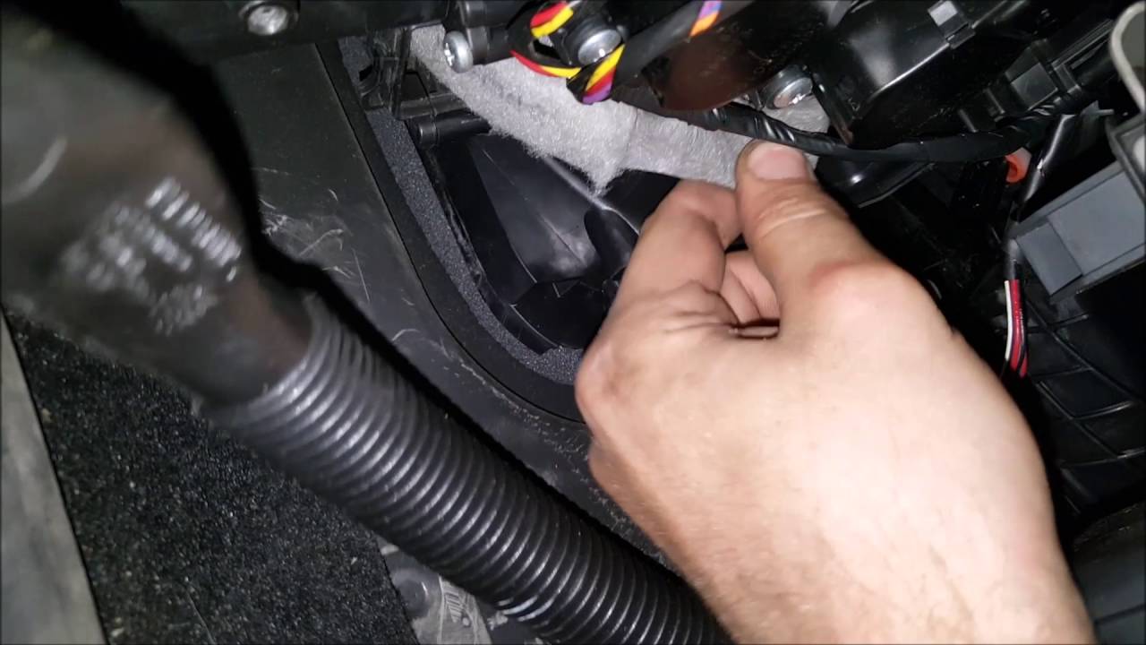 Renault Fluence - Wymiana filtra kabinowego
