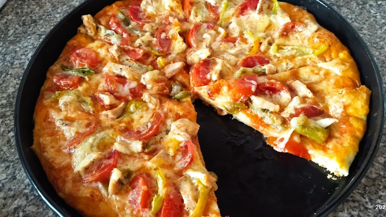 Pizza hazirlanmasi. Qurumayan pambıq kimi pizza xəmiri toyuqlu pizza